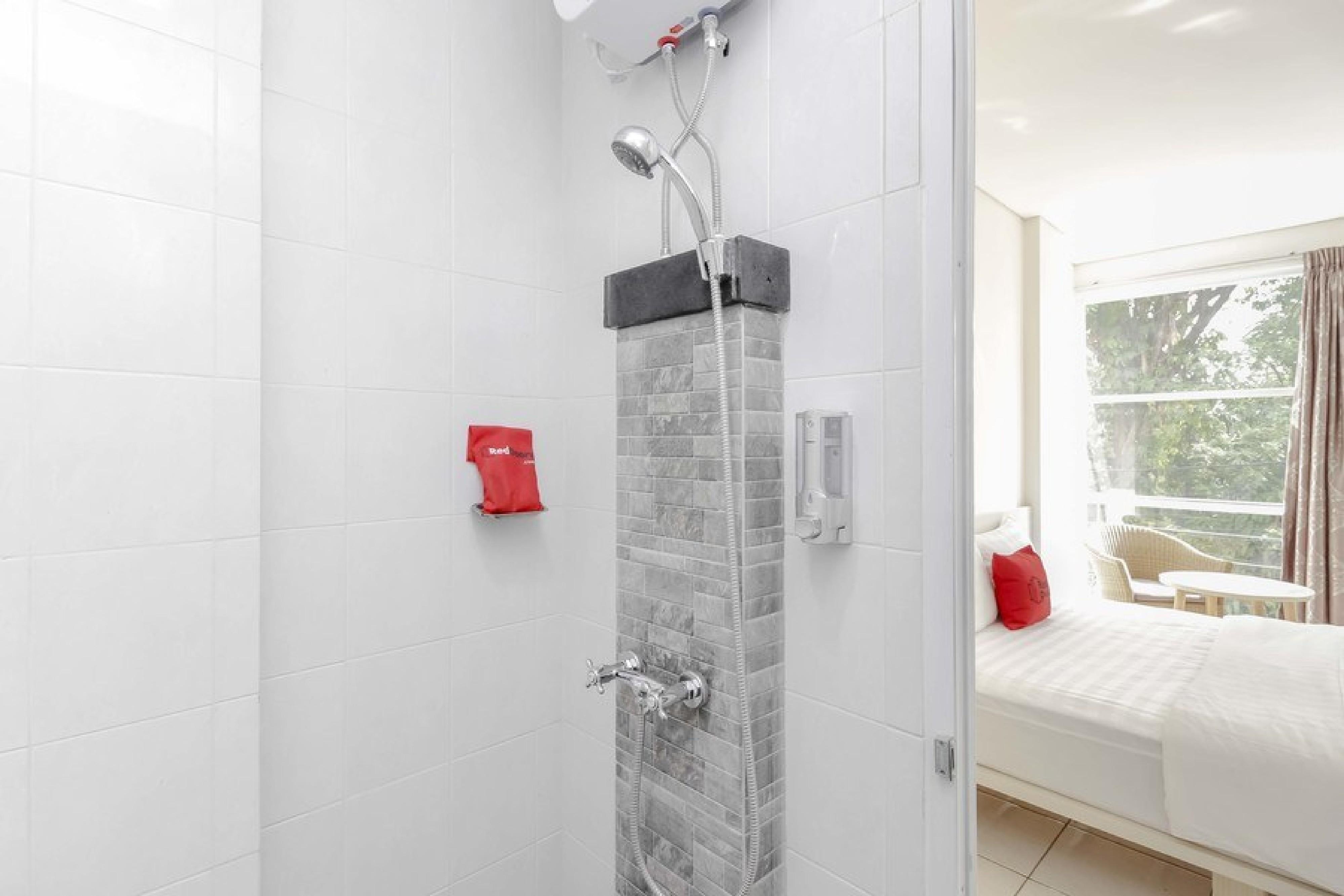 Reddoorz Near Pancoran Hotel Джакарта Екстериор снимка