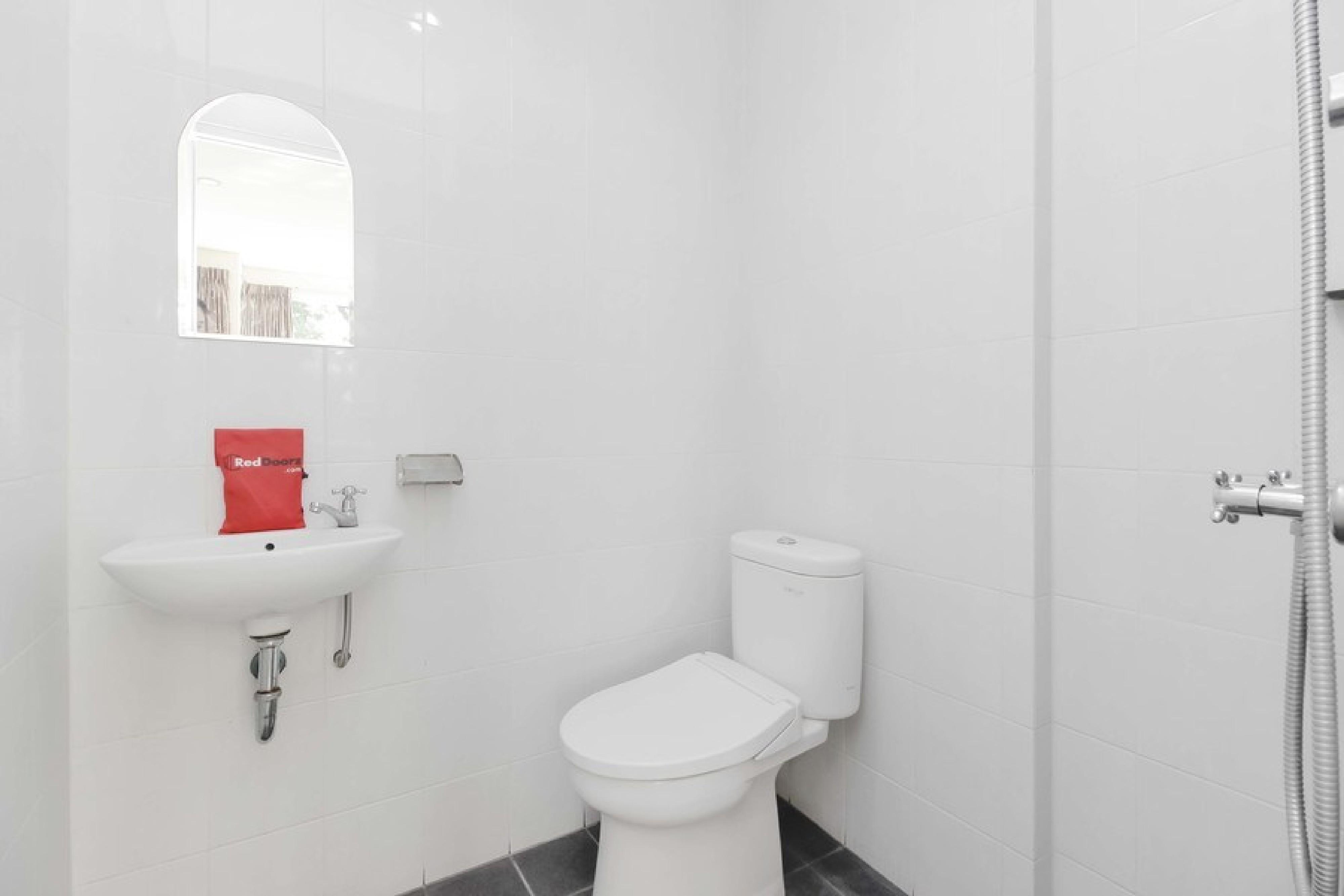Reddoorz Near Pancoran Hotel Джакарта Екстериор снимка