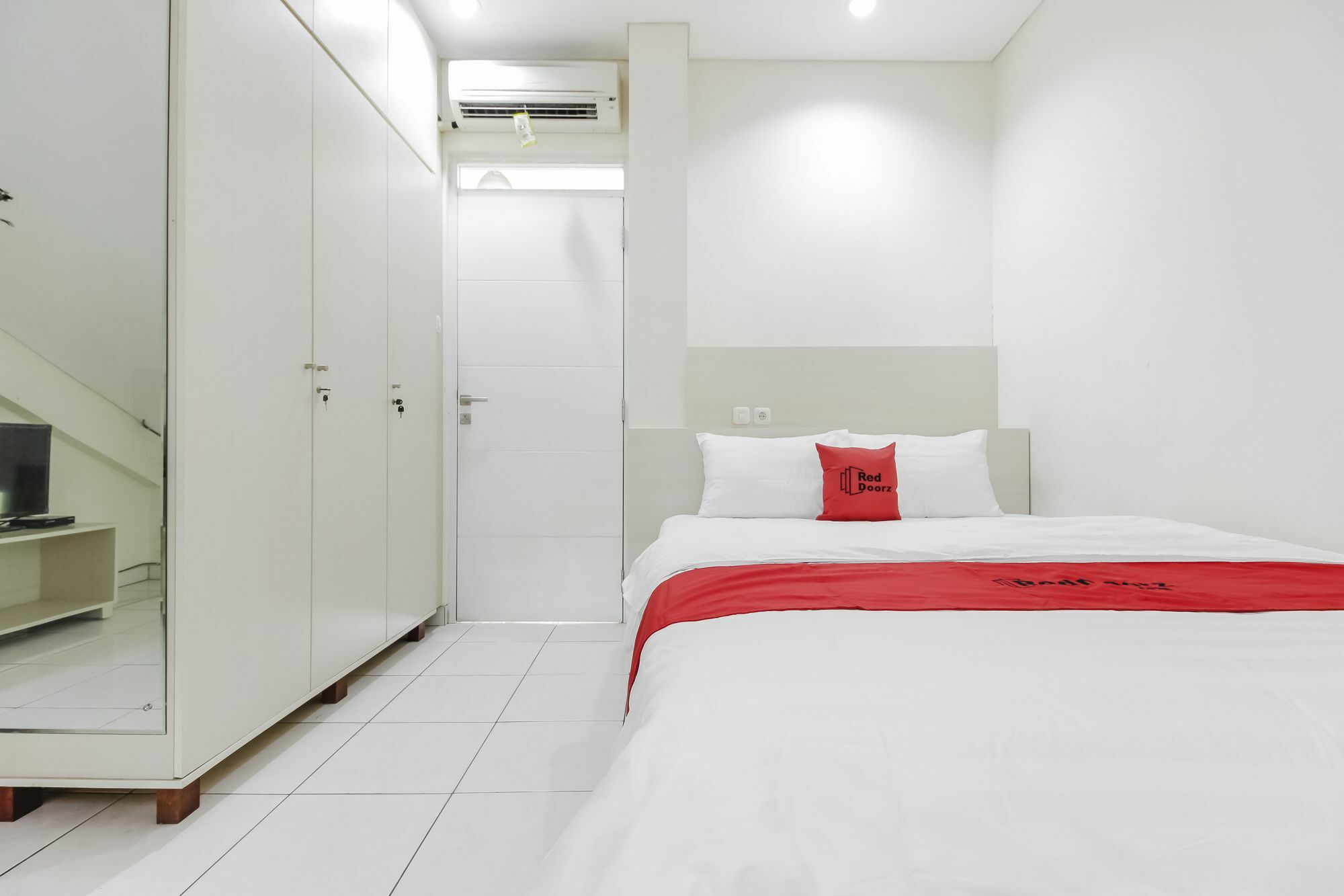 Reddoorz Near Pancoran Hotel Джакарта Екстериор снимка